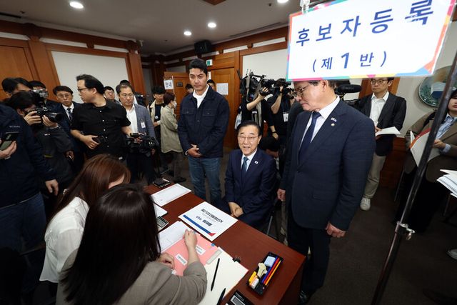 김윤덕 더불어민주당 사무총장과 배우 이관훈이 10일 경기도 과천 중앙선거관리위원회에서 이재명 대선 후보를 대신해 제21대 대통령선거 후보 등록을 하고 있다. [사진=연합뉴스]