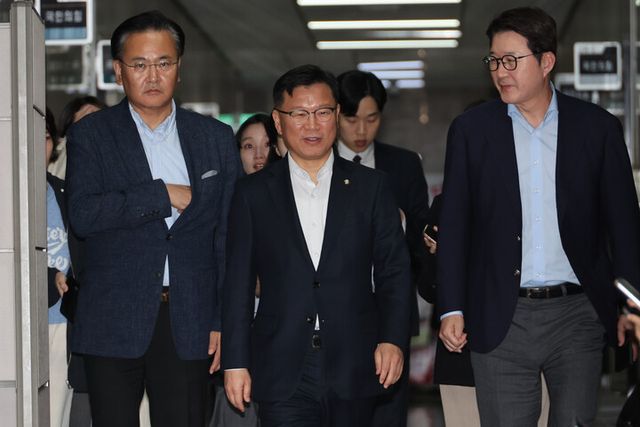 국민의힘 이양수 사무총장이 9일 서울 여의도 국회에서 재개된 국민의힘 김문수 대선 후보와 무소속 한덕수 대선 예비 후보 간의 단일화 협상에 참석하고 있다.왼쪽부터 유상범 단일화추진본부 위원장, 이양수 사무총장, 신동욱 수석대변인. = 국민의힘 김문수 대선 후보측의&nbsp;김재원&nbsp;비서실장이 10일 국회에서 재개된 국민의힘 김문수 대선 후보와 한덕수 후보 간의 단일화 협상이 결렬된 뒤 취재진 질문에 답하고 있다. [사진=연합뉴스]