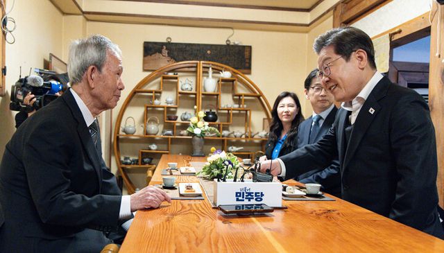 이재명 더불어민주당 대선 후보가 10일 경남 진주시의 한 찻집에서 진주 지역 독지가 김장하 선생과 차담을 갖고 있다. 김 선생은 진주에서 약 60년 동안 한약방을 운영하며 남몰래 학생들에게 장학금을 주고 지역사회의 문화·예술, 여성, 역사, 언론 등 다양한 영역을 지원하며 평생 기부와 선행을 이어왔다. [사진=연합뉴스]
