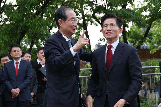 김문수 국민의힘 대선후보와 한덕수 무소속 대선 예비후보가 지난 8일 서울 국회 사랑재에 위치한 커피숍에서 회동을 마친 후 인사하고 있다. [사진=연합뉴스]