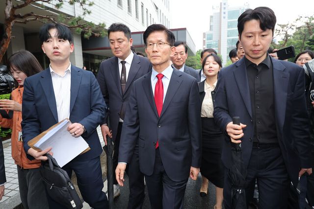 국민의힘 김문수 대선 후보가 10일 서울 양천구 서울남부지방법원에서 열린 당의 후보 선출 취소 가처분신청 사건 심문 기일에 출석한 뒤 법정을 나서고 있다. [사진=연합뉴스]