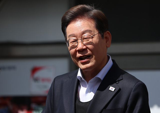 이재명 더불어민주당 대선 후보가 10일 경남 창녕군 창녕공설시장을 찾아 즉흥 연설을 하고 있다. [사진=연합뉴스]