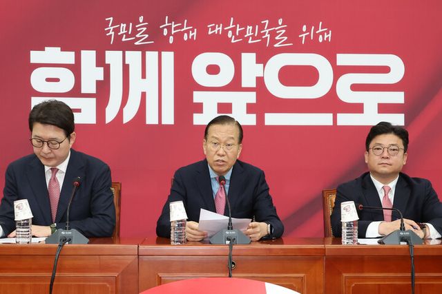 국민의힘 권영세 비상대책위원장이 10일 서울 여의도 국회에서 사상 초유의 대선 후보 교체에 대한 입장을 밝히고 있다. [사진=연합뉴스]