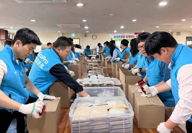 지난달 24일 에코프로 임직원들이 지역 주민들에게 전달할 행복도시락 나눔 행사를 위해 도시락을 포장하고 있는 모습. [사진=에코프로]