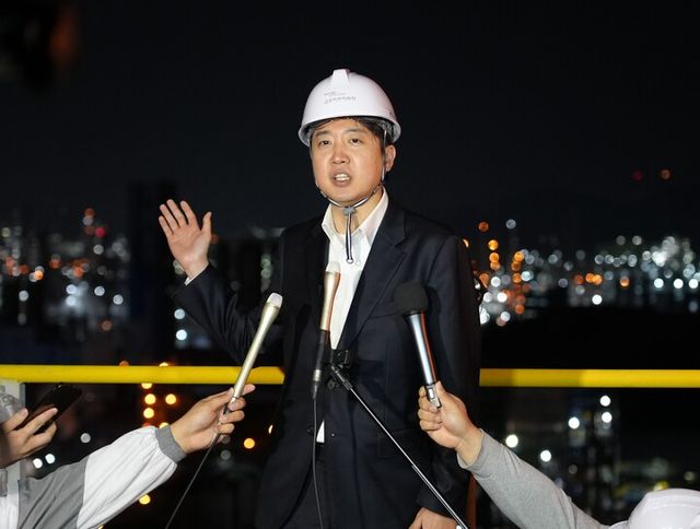 제21대 대통령 선거 공식 선거운동 첫날인 12일 새벽 개혁신당 이준석 대선 후보가 전남 여수시 금호피앤비화학 여수2공장을 방문해 발언하고 있다. [사진=개혁신당]