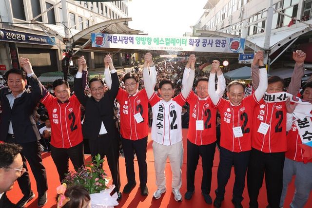 김문수 국민의힘 대선 후보가 12일 대구 서문시장을 방문해 상인들과 인사하고 있다. [사진=연합뉴스]