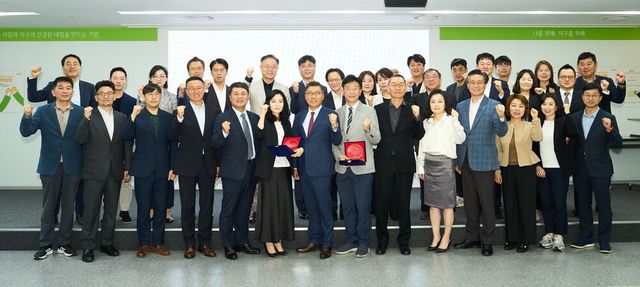 풀무원 창사 41주년 기념식에서 경영간부직, 풀무원인(人)상 수상자들이 기념 촬영을 하고 있다. [사진=풀무원]