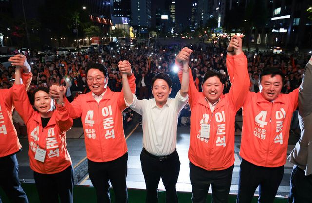 개혁신당 이준석 대선 후보가 제21대 대통령 선거 공식 선거운동 첫날인 12일 서울 청계광장에서 열린 출정식에서 선대위원장들과 함께 기념촬영을 하고 있다. 2025.5.12 [공동취재]