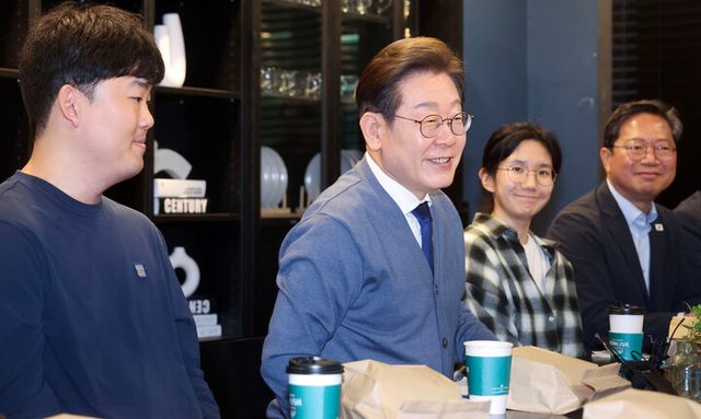 이재명 더불어민주당 대선 후보가 12일 경기 성남시 한 판교 오피스텔에서 열린 'K-혁신' 브라운백미팅에서 판교 IT 개발자 2030 직장인들과 간담회를 갖고 있다. [사진=연합뉴스]