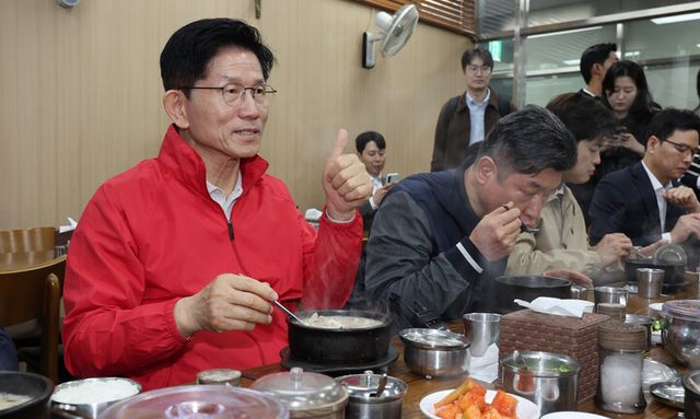 김문수 국민의힘 대선 후보가 제21대 대통령 선거 공식 선거운동 첫날인 12일 새벽 5시께 서울 송파구 가락시장을 찾아 민생 현장을 점검한 후 상인들과 순대국밥을 먹으며 이야기를 나누고 있다. [사진=연합뉴스]