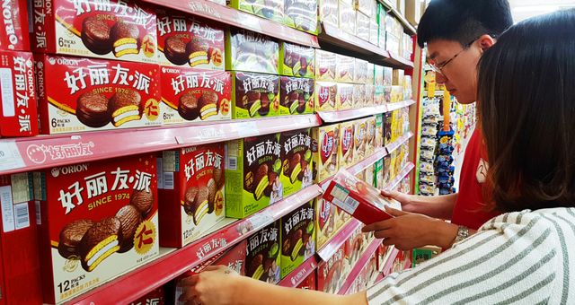 중국 소재 대형마트 내 진열된 국산 간식 제품. [사진=오리온]