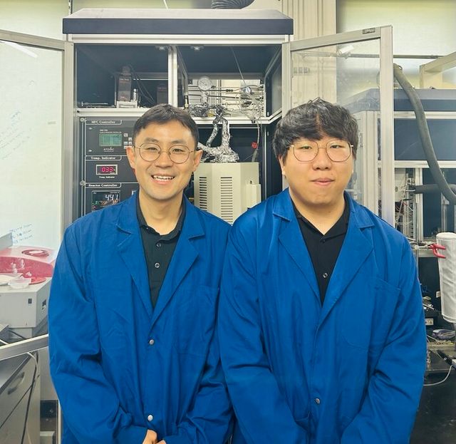 생명화학공학과 최민기 교수님(왼쪽), 생명화학공학과 이수성 박사과정(오른쪽) [사진=KAIST]
