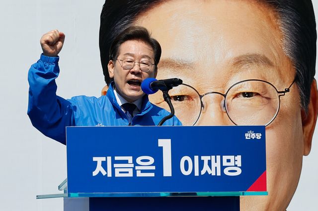 이재명 더불어민주당 대선 후보가 6·3 대통령선거 공식 선거운동 첫날인 12일 서울 광화문 청계광장에서 열린 중앙선대위 출정식 및 첫 유세에서 시민들에게 지지를 호소하고 있다. [사진=연합뉴스]