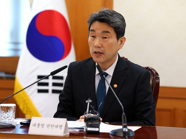 이주호 대통령 권한대행 부총리 겸 교육부 장관이 12일 정부서울청사에서 제21대 대통령 선거 대비 공명선거 관계장관회의를 하고 있다. [사진=연합뉴스]