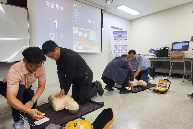 SRT 기장·객실장 대상 심폐소생술 교육. [사진=SR]