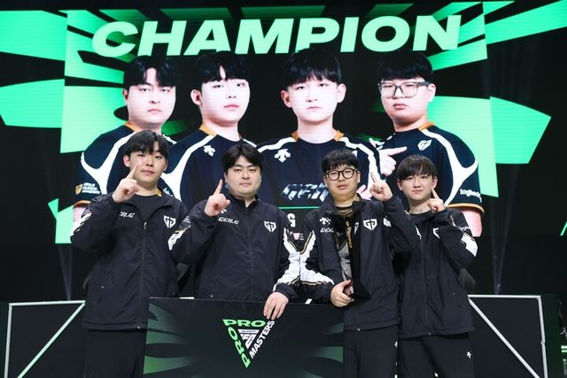 넥슨이 ‘FC 온라인’ 한국 대표팀 Gen.G 글로벌 대회 ‘FC 프로 마스터즈 2025’에서 우승했다. [사진=넥슨]