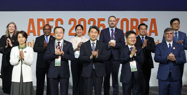 이주호 대통령 권한대행 부총리 겸 교육부 장관이 14일 제주국제컨벤션센터(ICC)에서 열린 7차 아시아태평양경제협력체(APEC) 교육장관회의 총회 개회식에서 각국 대표단과 기념촬영을 하고 있다. [사진=연합뉴스]