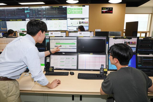 KT 직원들이 경기도 과천에 위치한 KT 통합관제센터에서 DDoS 등 사이버 공격에 대비하며 관제하는 모습. [사진=KT]&nbsp;