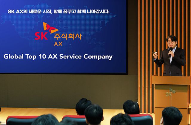 SK C&C는 사명을 ‘SK AX(SK AX)’로 변경하고, AI 기술을 중심으로 한 ‘AX 서비스 파트너’로의 전환을 선언했다. [사진=SK AX]