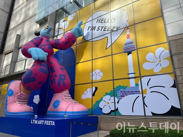 롯데백화점 본점 본관 앞에 호주 출신 아티스트 ‘브롤가’가 명동 아트 페스타를 위해 디자인한 캐릭터 ‘스티지’ 조형물이 설치돼 있다. [사진=황수민 기자]