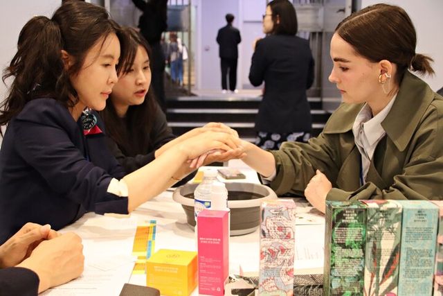 롯데와 대한무역투자진흥공사(KOTRA)가 지난달 30일부터 이달 13일까지 프랑스 파리에서 개최한 ‘롯데-대한민국 브랜드 엑스포 인(in) 유럽’에서 6396만달러(한화 약 908억원) 규모의 수출 상담 성과를 거뒀다. [사진=롯데]