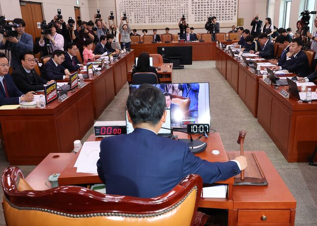 더불어민주당 소속 정청래 법제사법위원회 위원장이 14일 서울 여의도 국회에서 열린 법원조직법·공직선거법·헌법재판소 등을 심사하는 법사위 전체회의에서 의사봉을 두드리고 있다. [사진=연합뉴스]