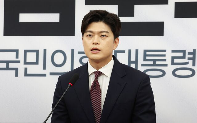 국민의힘 비상대책위원장으로 임명된 김용태 의원이 15일 국회에서 기자회견을 열고 발언하고 있다. [사진=연합뉴스]