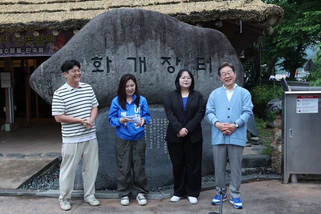 이재명 더불어민주당 대선 후보가 15일 경남 하동군 화개장터 입구에서 유튜브 'K-이니셔TV 케미폭발 동서화합 화개장터 라이브'를 하고 있다. [사진=연합뉴스]