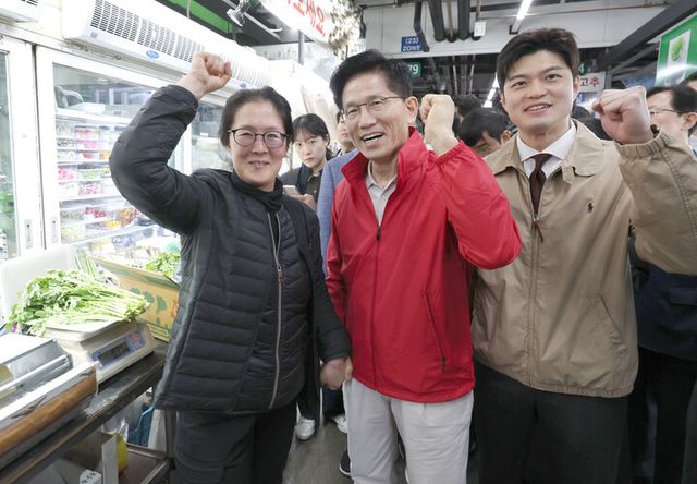 김문수 국민의힘 대선 후보가 제21대 대통령 선거 공식 선거운동 첫날인 12일 새벽 5시께 서울 송파구 가락시장을 찾아 상인들과 기념촬영을 하고 있다. 오른쪽은 비대위원장에 내정된&nbsp;1990년대생 최연소 김용태 의원. [사진-연합뉴스]