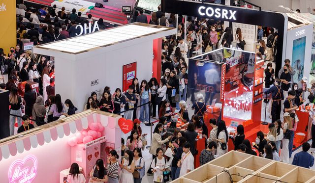 ‘2024 서울뷰티위크’ 행사장이 해외 바이어와 화장품 업계 관계자들로 붐비고 있다. [사진=연합뉴스]