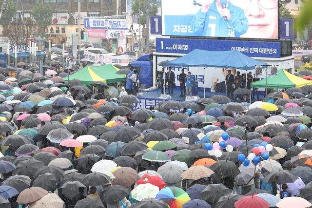 이재명 더불어민주당 대선 후보가 15일 비가 내리는 가운데 전남 여수시 이순신 광장에서 연설하고 있다. [사진=연합뉴스]