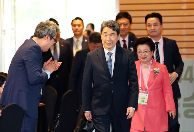 이주호 대통령 권한대행 부총리 겸 교육부 장관이 15일 서울 여의도 FKI 타워에서 열린 44회 스승의 날 기념식에 이배용 국가교육위원장과 함께 입장하고 있다. [사진=연합뉴스]