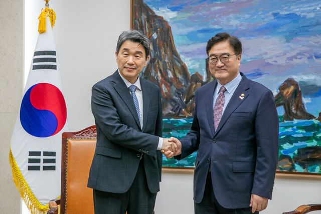 우원식 국회의장과&nbsp;이주호 대통령 권한대행 부총리 겸 교육부 장관이&nbsp; 15일 오후 서울 여의도 국회 의장실에서 악수를 하고 있다. [사진=연합뉴스]