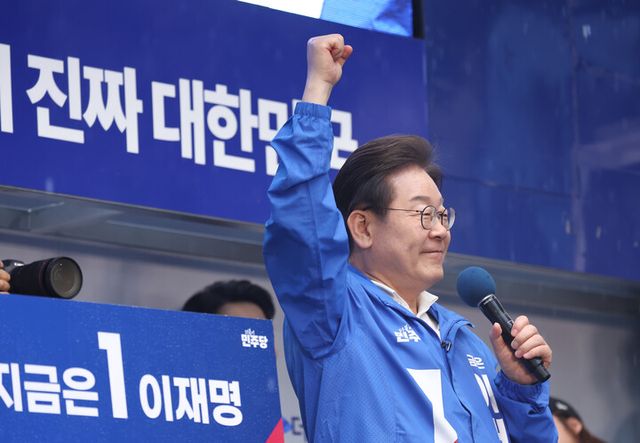 이재명 더불어민주당 대선후보가 15일 전남 순천시 연향동 패션의 거리에서 열린 유세에서 연설하고 있다. [사진=연합뉴스]