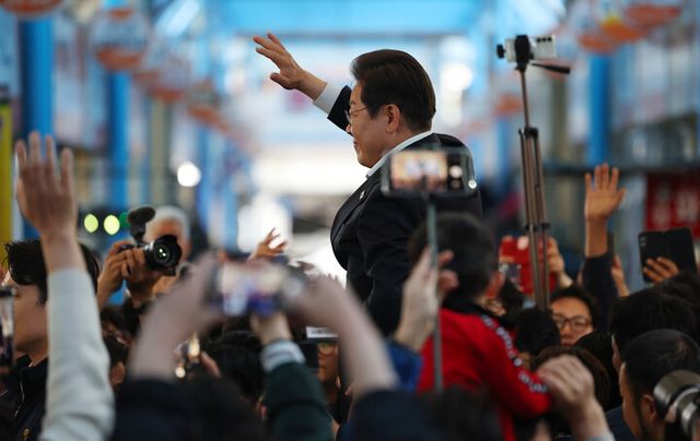 이재명 더불어민주당 대선 후보가 10일 경남 사천시 사천읍시장을 찾아 지지자들 앞에서 연설하고 있다. [사진=연합뉴스]