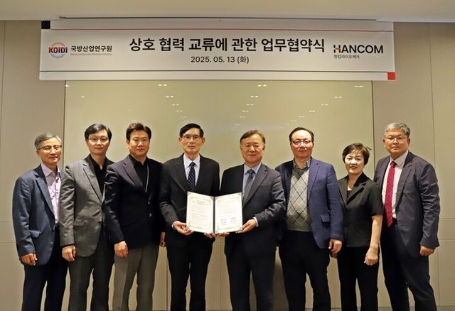 김선영 한컴라이프케어 대표(왼쪽에서 네 번째)와 이종호 국방산업연구원 원장(오른쪽에서 네 번째)을 비롯한&nbsp;관계자들이 업무협약 체결 후 기념촬영을 하고 있다. [사진=한컴라이프케어]