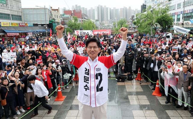 김문수 국민의힘 대선 후보가 16일 경기 수원시 지동시장에서 열린 유세에서 양손을 들어 올리며 지지를 호소하고 있다. [사진=연합뉴스]
