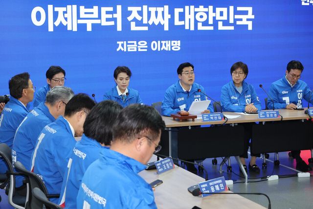 더불어민주당 상임총괄선대위원장인 박찬대 대표 직무대행 겸 원내대표가 16일 서울 여의도 당사에서 열린 중앙선거대책위원회의에서 발언하고 있다. [사진=연합뉴스]