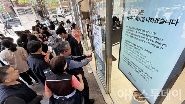 SK텔레콤 유심 무상 교체를 기다리는 이용자들이 매장 앞에 길게 줄을 섰다. [사진=이뉴스투데이 DB]