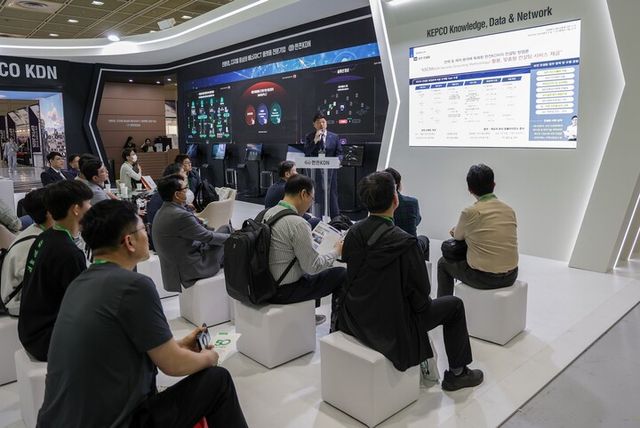 한전KDN ‘2025년 국제전기전력전시회’ 현장 특별 강연 모습. [사진=한전KDN]
