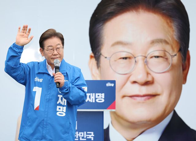 이재명 더불어민주당 대선후보가 16일 전북 익산시 익산역 동부광장에서 열린 유세에서 손을 들어 인사를 하고 있다. [사진=연합뉴스]