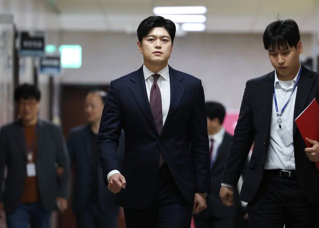 국민의힘 비상대책위원장으로 임명된 김용태 의원이 15일 국회에서 기자회견을 하기 위해 회견장으로 이동하고 있다. [사진=연합뉴스]