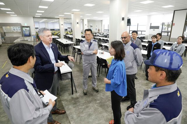 GM 한국사업장 창원공장을 방문해 임직원들과 대화를 나누고 있는 헥터 비자레알(Hector Villarreal) 사장(왼쪽)과 아시프 카트리(Asif Khatri) GM 해외사업부문 생산 총괄 부사장(오른쪽). [사진=한국GM]