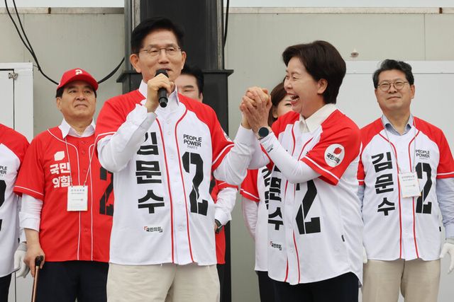 국민의힘 김문수 대선 후보가 16일 경기 수원시 지동시장에서 열린 유세에서 시민들에게 지지를 호소하고 있다. 2025.5.16 [공동취재]