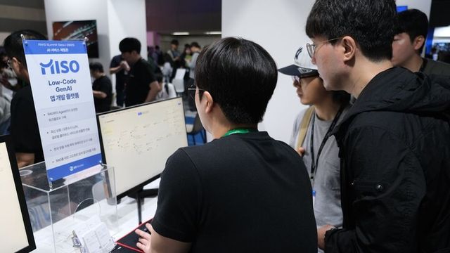 기업 관계자들이 GS네오텍 부스에서 기업 맞춤형 AI를 구축하는 빌더옵스 플랫폼을 체험하고 있다. [사진=GS네오텍 ]