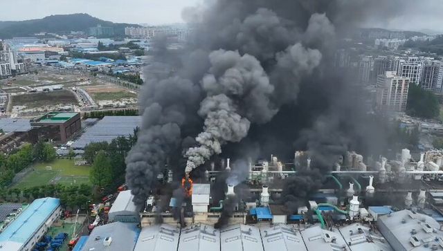 17일 오전 광주 광산구 소촌동 금호타이어 공장에서 불이 나 검은 연기가 솟아오르고 있다. [사진=연합뉴스]