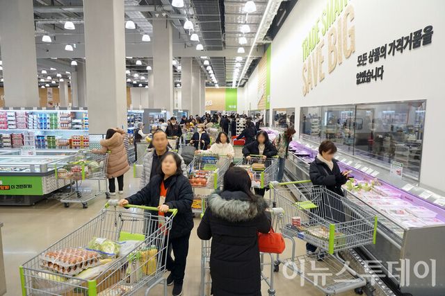 서울 강서구 이마트 트레이더스 홀세일클럽 마곡점에서 방문객들이 쇼핑을 즐기고 있다. [사진=이뉴스투데이DB]