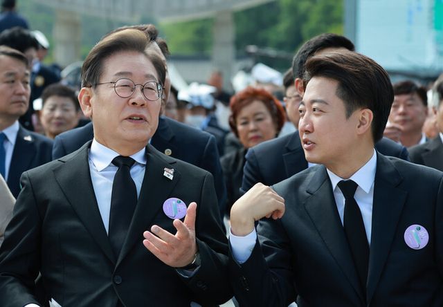 더불어민주당 이재명 대선후보와 개혁신당 이준석 대선 후보가 18일 광주광역시 북구 국립 5·18민주묘지에서 열린 5·18민주화운동 45주년 기념식에서 대화하고 있다. 2025.5.18