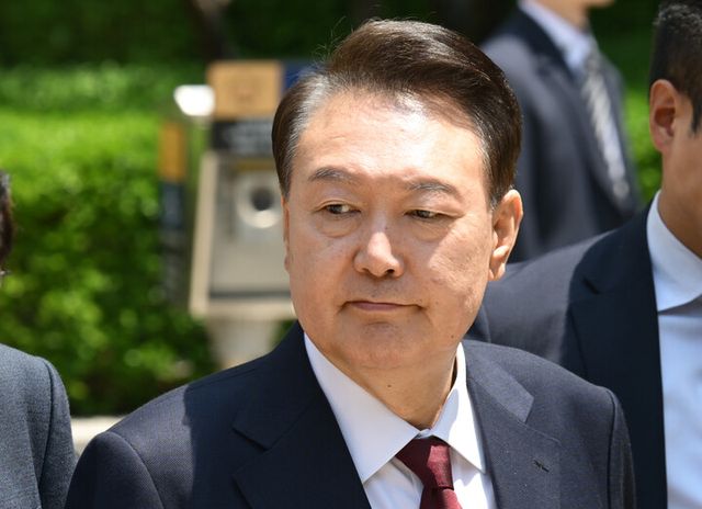 윤석열 전 대통령이&nbsp; 지난12일 서울 서초구 중앙지방법원에서 열린 내란 우두머리 혐의, 직권남용 권리행사방해 혐의 사건 3차 공판에서 오전 공판을 마친 후 법원을 나서고 있다. [사진=연합뉴스]