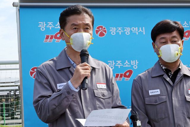 타이어공장 화재 발생 이틀째인 18일 광주 광산구 금호타이어 광주공장에서 정일택 금호타이어 대표이사가 사과문을 발표하고 있다. [사진=연합뉴스]